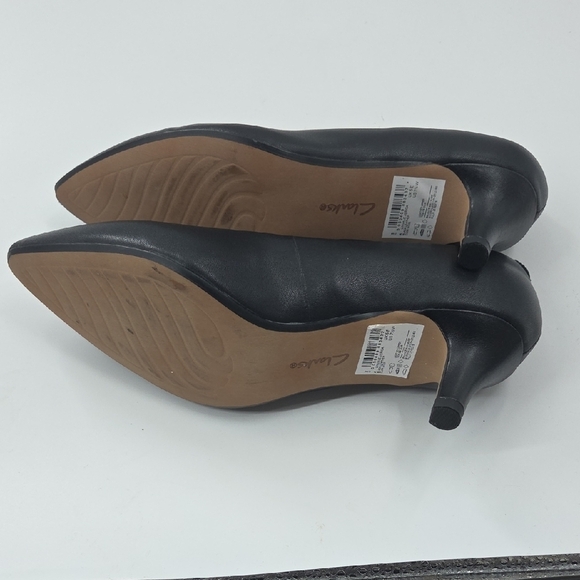Classic Black Women's Pumps - Picture 15 of 16